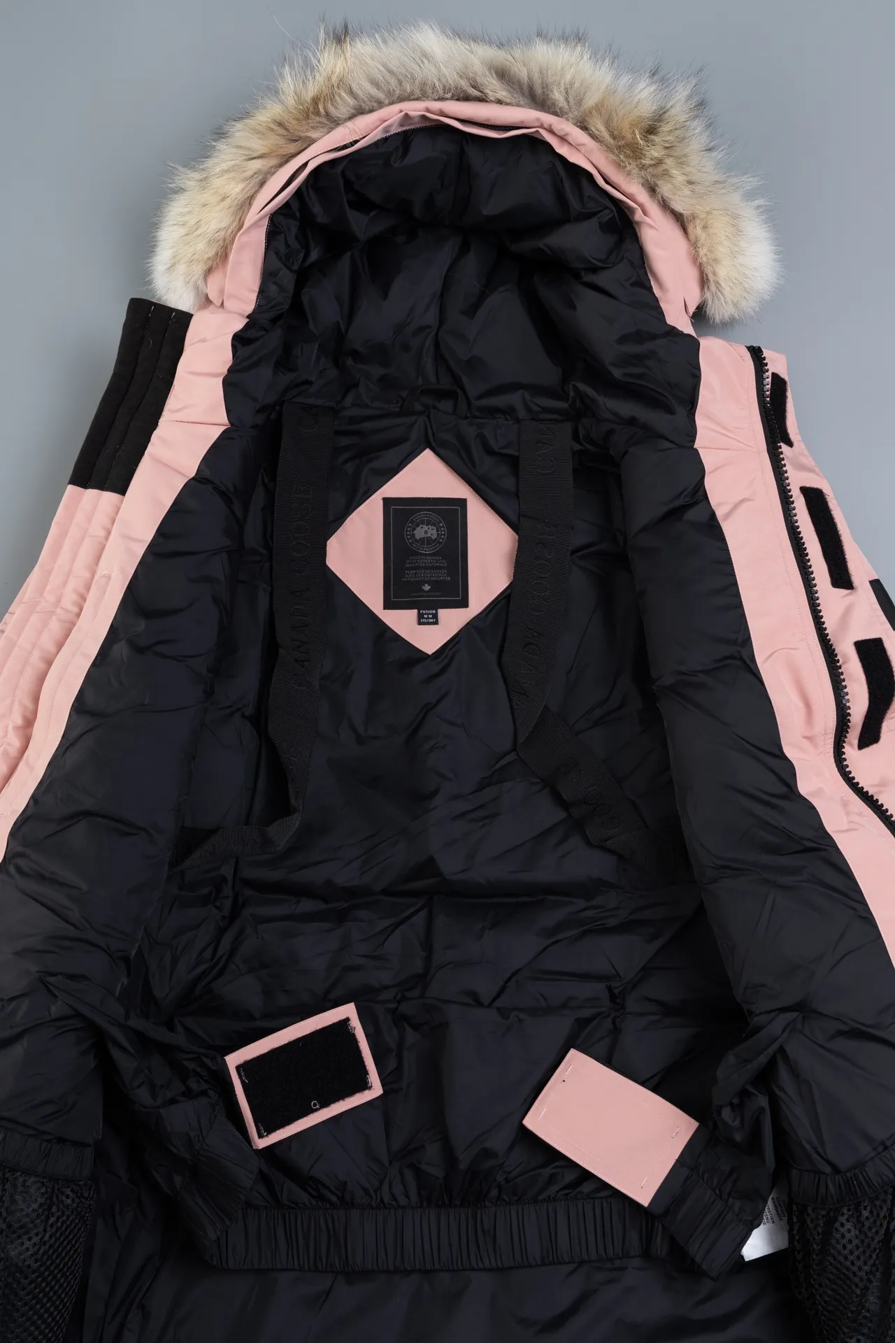 P820 (Top wolf fur version delivery handbag) Canada Goose Canada Goose #Expedition expedition parka classic down jacket ➖ Imported 21-count polyester-cotton blended original fabric [last year’s 16-count/18-count hard fabrics have been completely eliminated, this year all use 21-count genuine synchronous fabrics, the soft mid-band feels delicate and textured], genuine synchronous Feather-Light 10D waterproof coated fabric, made of 84.5% polyester fiber and 15.5% cotton, 100% the best feel in the entire network! ➖ The genuine official website uses the national standard 80 white duck down, and will never be misled by false claims such as 90 down or goose down! ➖ Using the best nylon lining with double double-layer sealing design, velvet-proof No. 7 needle + grid-filled down ready-made garments, there is 100% no so-called velvet running! ➖ The cuffs are designed with thickened seamless threads, and the collar and pockets are lined with top-quality polar fleece to keep you warm and comfortable! ➖ Yoshida YKK provides original custom-made electroplated sliders. YKK two-way lockable zippers are tight and smooth and will not peel off paint! ➖ 3M composite guarantees that the Velcro is the same as the original, durable, and all accessories and hardware are custom-made! ➖ The imported Behringer embroidery machine customizes the 10,000-needle embroidery logo, and 98% of the replicas restore the original logo. ➖ ​​The fur collars are all made of large pieces of Western Canadian blue wolf leather, ensuring that each fur collar is 13-15cm wide!